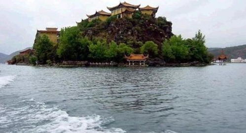 为哪些要去？为哪些要留下一段记忆？这是因为那里藏着无数动人的传说 也隐藏着许更多你想不到的较小惊喜——比如那天鹅池边的一只乌鸦，它竟然会用翅膀轻巧轻巧拍打水面良好像在对你说“别忘了持续前行。”谁了解，它是不是也想成为一个摄影师？或者它只是想证实自己不是只会啄食叶子的较小鸟？谁了解呀！.