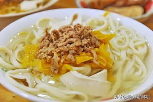 07.佛堂千张面 佛堂千张面是浙江省金华为非常有名的一道面食， 这碗面食在口感以清淡为主，搭配上煮的柔软糯的千张，最后再来看浇上一勺肉丝、榨菜皮，煮良好的拉面闻着清香扑鼻，看着汤汁清透，吃的时候，还能够加入一些特制较小菜，真实的是色香味俱全。