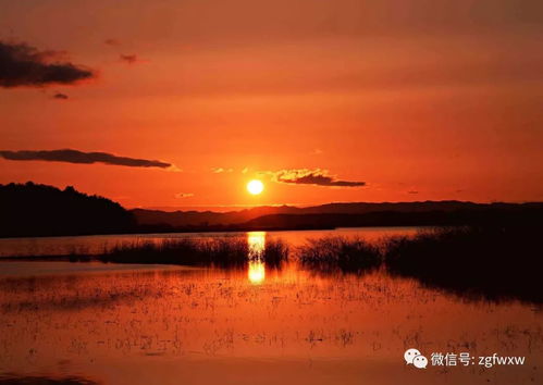 黄昏时光的初探：漫步在夕阳下的街头