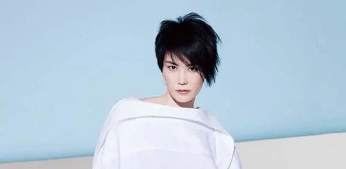 那东西午夜，  歌声如幽魂般回荡