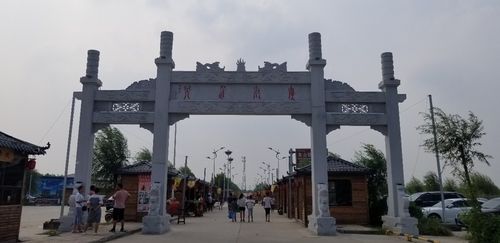 一、 废墟再生——从尘土到光影