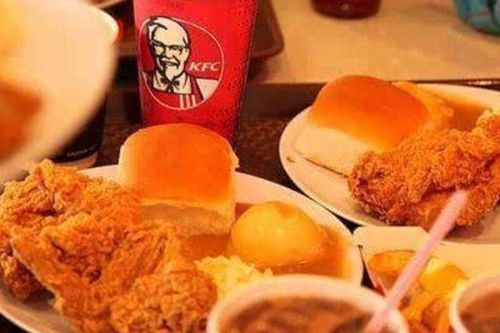 机场KFC的魔幻现实主义：服务员用塔罗牌帮你点单