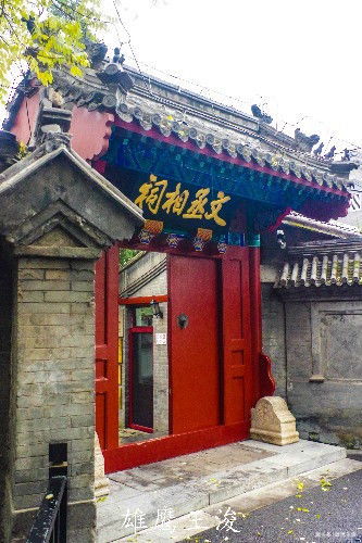狄仁杰祠堂碑：历史与传奇的交汇 (还有蚊子！)