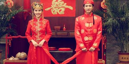 女命八字中如何判断结婚流年和正缘出现的具体年份？