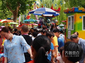 五一假期，济南大明湖游客如织，你难道不心动，想加入这热闹的人潮吗？