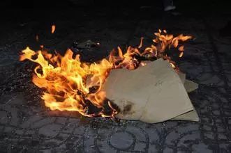 大年三十烧纸钱：传统习俗，祈福安康