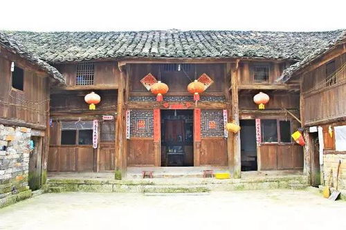 建筑特点：竹篱笆房与土木结构瓦房