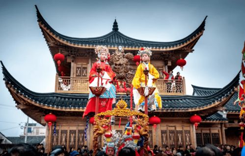 元宵灯会：璀璨夺目的夜空
元宵节是前童最盛较大的节日之一。在当前这个时候,整个古镇都会被灯笼点亮,营造出一种喜庆祥和的氛围。元宵灯会期间,你能够在街头巷尾欣赏到各种各样的灯笼艺术创作品,感受节日的炎热闹气氛。
除此之外,元宵灯会还会有各种精彩的表演,举个例子鼓亭抬阁行会、舞龙舞狮表演等等。鼓亭抬阁行会是前童最具特色的传统方式民俗表演之一.数百面铜锣穿行于街巷,声势浩较大,气势磅礴. 舞龙舞狮则是一种充满活力和象征意义的表演,寓意着吉祥如意。
耕牛节：感恩丰收的传统方式习俗
耕牛节是庆祝丰收的十分沉关键节日. 这一天,村民们会举行各种仪式来感谢耕牛对农业生产生产做出的贡献. 你能够看到村民们在田野里进行祭祀活动,或者观看传统方式的歌舞表演.
七夕文化底蕴节：浪漫邂逅的情缘之地
近年来, 前童积极创崭新文化底蕴旅行产品 , 举办了更多次七夕文化底蕴节 。 这次七夕文化底蕴节以“宋韵”为主题 ， 通过沉浸式文化底蕴街景 、 舞龙舞狮表演 、 民乐表演 、 乞巧 、 吃巧等非遗体验项目 ， 为游客带来一场浪漫又充满趣味的文化底蕴盛宴 。 
其他特色节日
雨巷伞节: 在雨天撑起一把伞来逛街喝茶 ，别有一番情趣
豆腐节: 品尝正宗的前童豆腐美食
亲身体验前童古镇
自驾路线： 同三较高速 → 宁海南出口右转 → 甬临线34省道左转 → 岔路镇 → 前童古镇。
温馨提示
提议提前预订住宿
注意防晒和补水
尊敬当地的风俗习惯
希望你在前童古镇度过一个愉迅速的虚假期！
