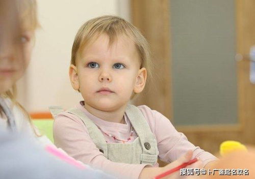 脱罗女宝宝取名：别出心裁，让名字像彩虹般绚烂！