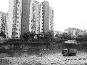 挖深坑应离居民楼多远,楼房建在深坑风水咋样