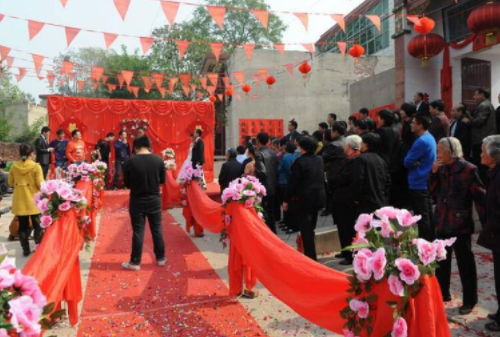 农村婚俗探秘：坟地婚宴，传统婚庆新解读