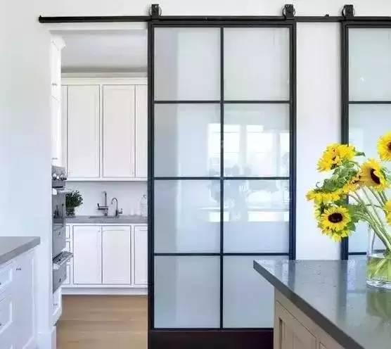 玻璃对房门,家里玻璃门对风水有影响吗