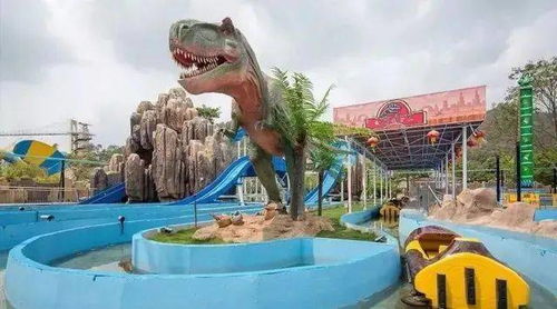 2. 后宅恐龙公园：穿越到侏罗纪的混乱现场