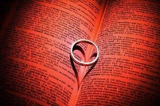 2.2 伤官透出：口舌是非多