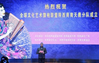 五、时尚灾难现场：从旗袍到运动鞋随意切换⚡️⚡️⚡️