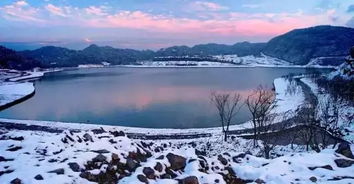 澜天湖的冰火两重天：当雪景邂逅冷水澡