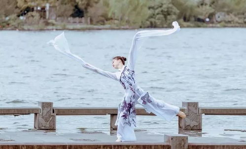 漫步西湖畔：旗袍时光之旅的起点