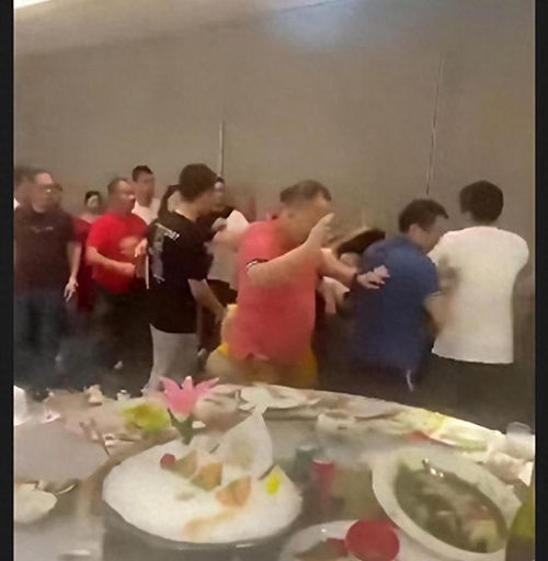 传统婚闹欢乐瞬间，温馨习俗成爆款热搜