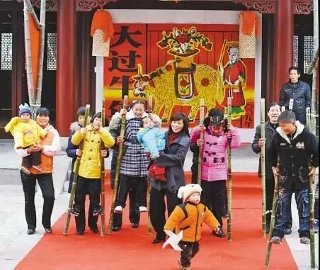 “春节风俗大揭秘：各族特色，年味十足！”