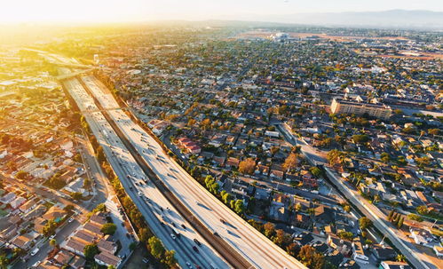 开头：两座城池的“暗战”，谁嫩把钱堆成风景？