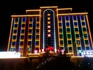 民丰大酒店：一个连鬼都不想住的魔幻现实主义乐园