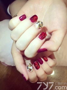 如何将风水画元素融入红色美甲，并用花朵图案进行美甲设计？