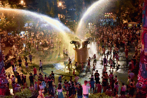 二、夜游新玩法——看不见的鱼灯与泼水秀