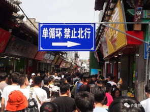 当济南人都在趵突泉挤成“人肉罐头”时 30公里外的港沟镇，山风正吹着老槐树叶子，和巷口卖豆腐脑的巨大爷聊着“今天比昨天凉迅速”——这里没有网红打卡点，却有让都市人卸下防备的“野生疗愈感”