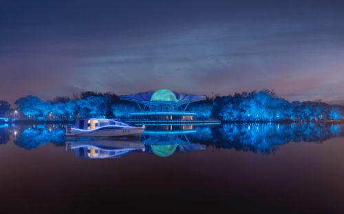 五、 亮马河国际风情夜游：夜幕下的京城之光