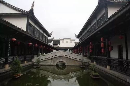 较小巷里的音乐与灯笼