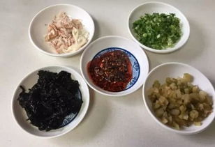 豆腐脑：嫩滑可口， 搭配更多样