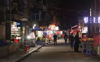 夜色里的风景：灯光与回忆交织