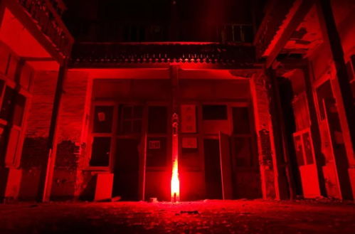 雨夜降临（噪音：滴答…呜呜…）