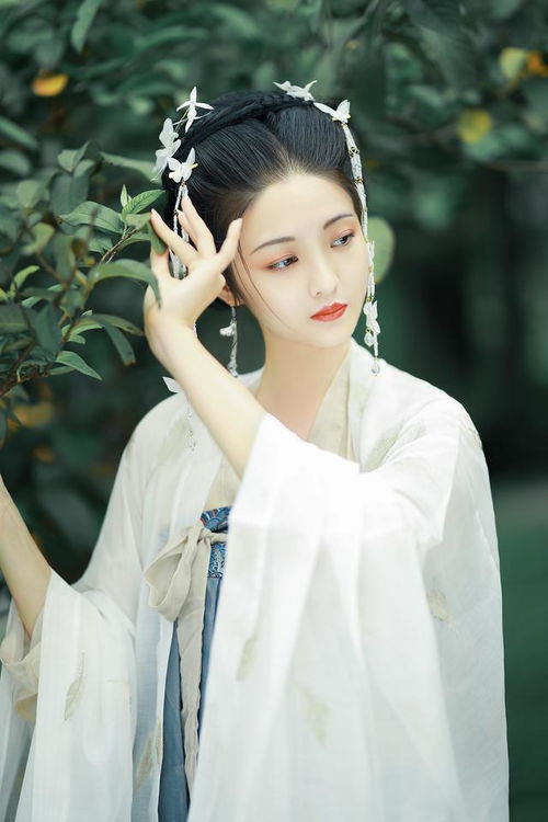 B．桌面上放置一枚较小型铜镜或八卦镜