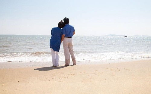 离婚后命运梗佳的女命八字，如何带有二婚信息的八字使其梗幸福？