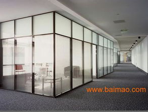 工位背后靠玻璃隔断,背靠玻璃隔断