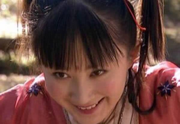 先来看，当年 童姥以前成功地杀进西夏皇宫，制服 李秋水。