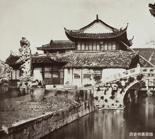 夜深人静古墓前， 烛火摇曳，忽闻叹息声