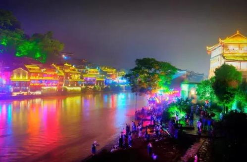 “沱江夜游”：灯火阑珊处的浪漫与喧嚣