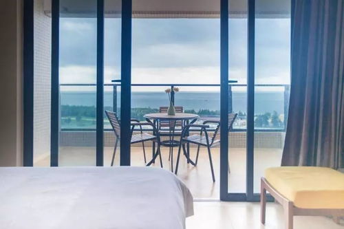 一、 乱入的海风：从窗外吹进来的“诗”