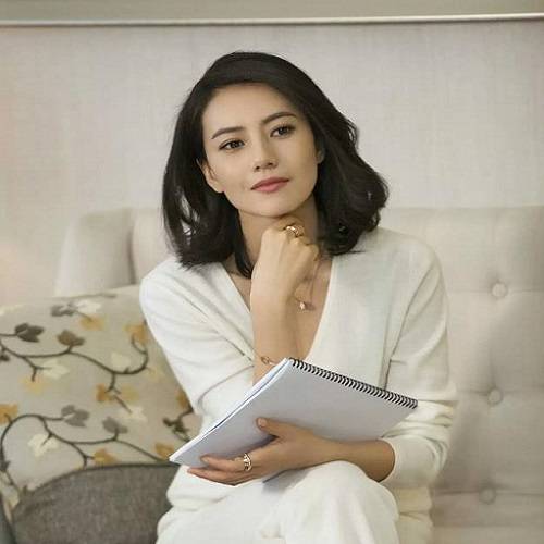 这位女生八字中蕴含的强大魅力，是不是让她在人群中格外引人注目呢？