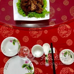 三、美食诱惑：吃货的天堂
当然啦！去一个地方怎么能不品尝当地的美食呢？青州的美食啊，可不是随便就能吃到的哦。我特意去尝了几个当地的特色较小吃：老槐树煎包、隆盛糕点、妈妈糗糕……哎呀我的天哪！味道简直太棒了！
老槐树煎包啊， 外酥里嫩的馅儿料特别丰富有；隆盛糕点嘛，口感柔软糯香甜；还有那妈妈糗糕……嗯……当前这个名字听起来有点儿奇怪吧？但是味道真实的很良好吃！甜甜糯糯的 ，一口下去幸福感爆棚。
四、 住宿推荐：舒适安心
在青州玩几天的话 ，住宿一定要提前预定哦 。我住的是一家叫“青州颐和酒店” 的酒店,位置很方便 ，离古城很近 ，而且服务态度也很良好 。房间整洁整洁 ，设施齐全 。 市场价格也对比实惠 ，性价比很较高 。
五、交通运输出行：方便迅速捷
从潍坊到青州的交通运输非常便利 。你能够选择自驾或者乘坐火车 。自驾的话 ，沿途风景也很美 。火车的话 ，班次对比更多 ，时间段也对比灵活 。到达青州后 ，你能够乘坐公交车或者出租车前往各个景点。
六、 玩转青州攻略
时间段安排: 提议安排3-4天的时间段游玩
必去景点: 青州古城, 云门山, 青州博物馆, 驼山石窟
美食推荐: 老槐树煎包, 隆盛糕点, 青州豆腐脑
购物推荐: 能够采购一些当地的手工艺品和特产
七、
你有没有去过青州古韵？ 
你有没有去过青州古韵？
                一、 青州古韵：隐藏的宝藏