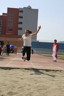 立定跳远双手相撞和立定三级跳远抓拍图片，如何改写成？