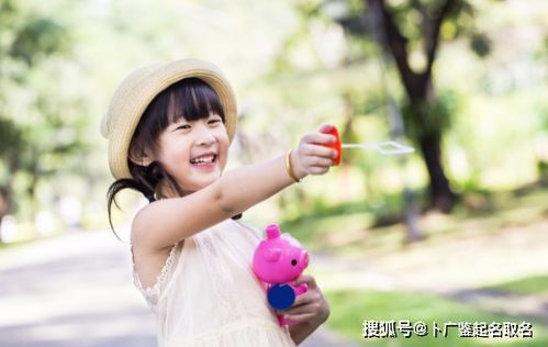 雅苏女孩巧思生：名字背后的迷雾与光芒