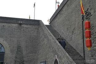 C. 城市废墟——西安古城墙背后的地下通道
