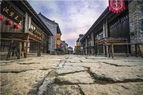地下河流与龙骨墓道