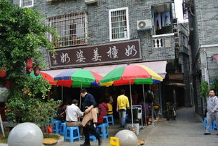 二、 红家楼入口——门口的大招牌和那些奇怪的小摊位