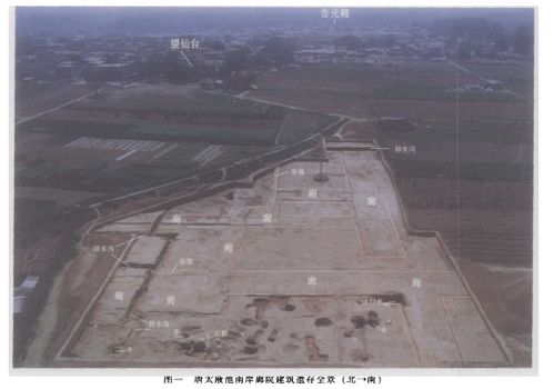b) 辅助建筑：木桥与茶楼残余