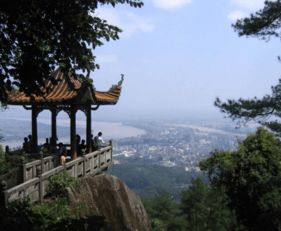 龙华寺：香火鼎盛的佛教圣地