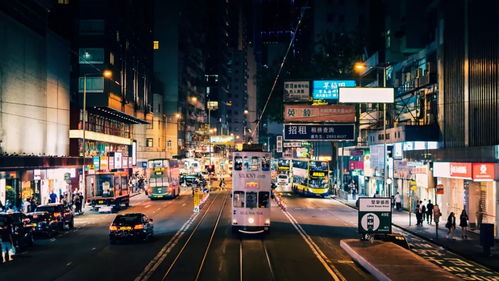 晚间的尖沙咀：霓虹灯下的购物狂欢